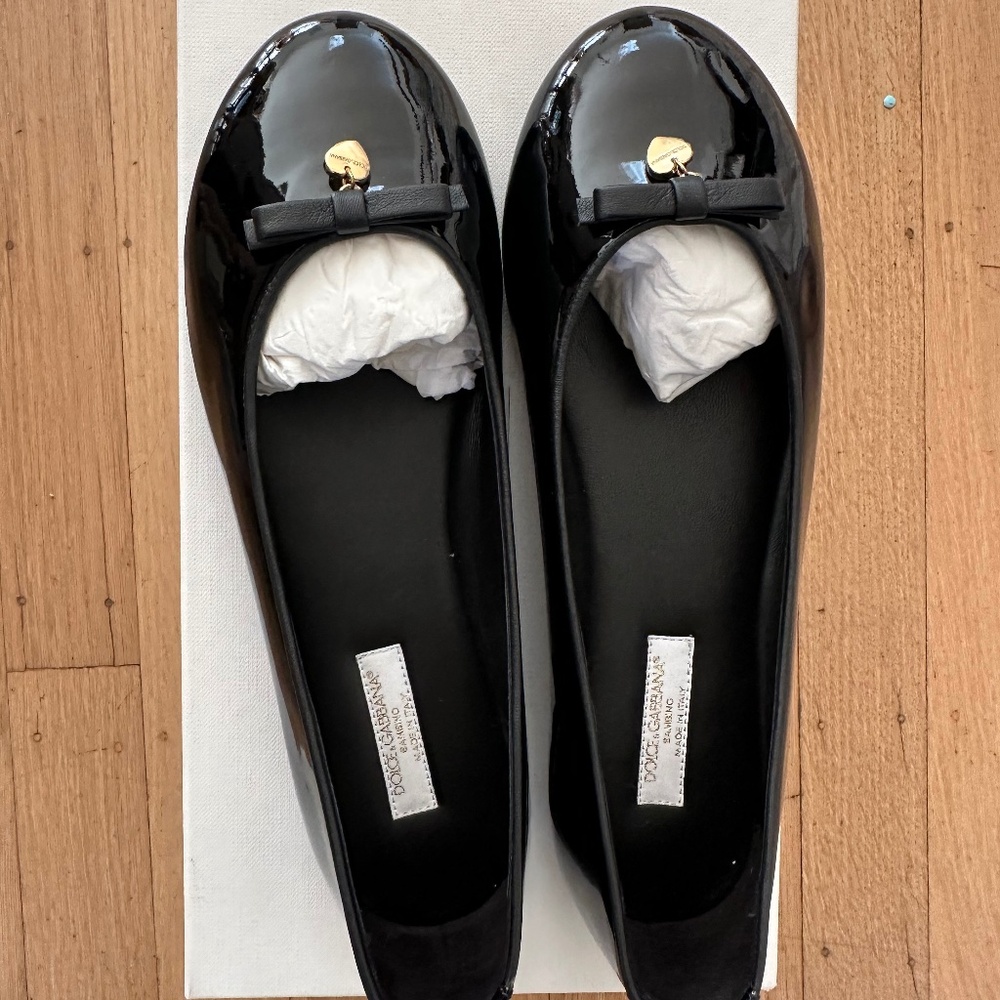 NIB Dolce & Gabbana Ballerina Vernice Flats with Bow and Gold Heart Charm Y5/E36